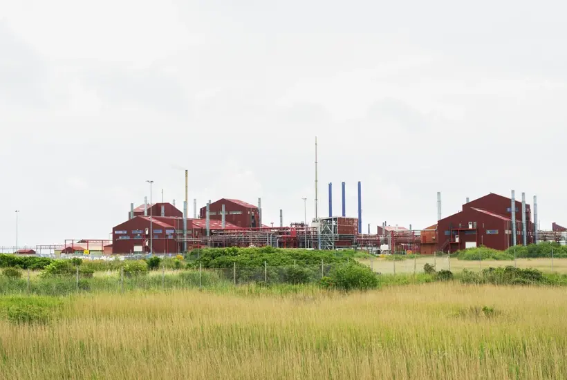 Se de vilde eksempler: Industrivirksomheder leder gift direkte i havet – fuldt lovligt 