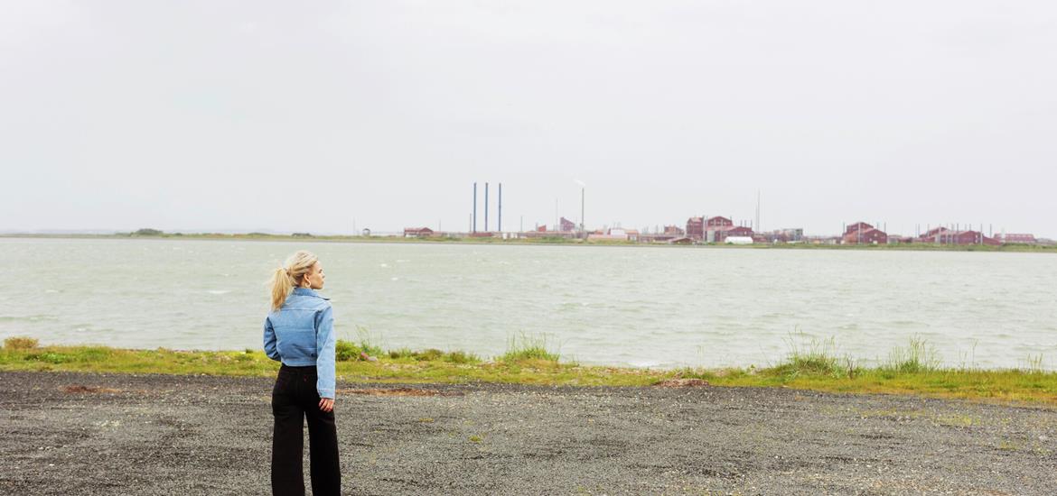 Hun voksede op med udsigt til giftfabrikken – nu kæmper hun imod den