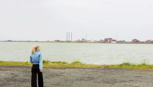 Hun voksede op med udsigt til giftfabrikken – nu kæmper hun imod den