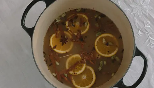 Varm æblemost med vinterens krydderier